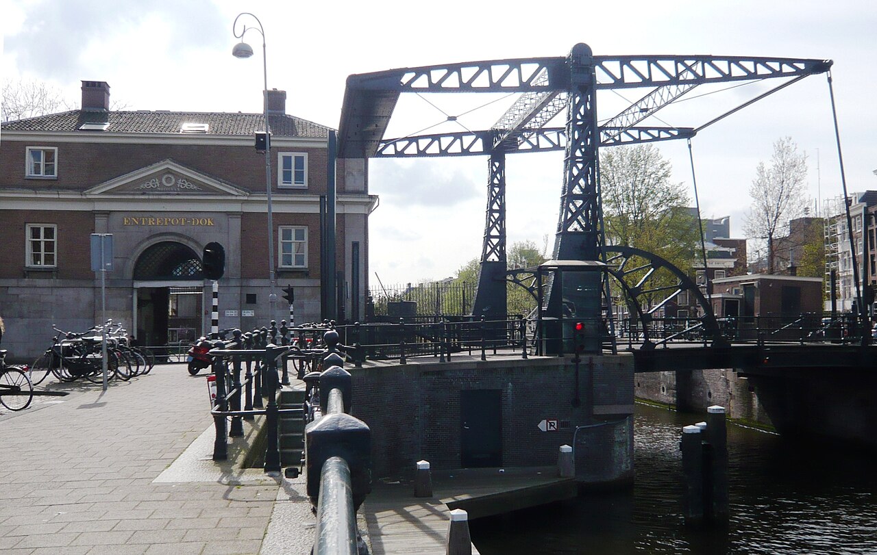 Entrepôt Charmes Incendie: Unrelated to US lighthouse articles.